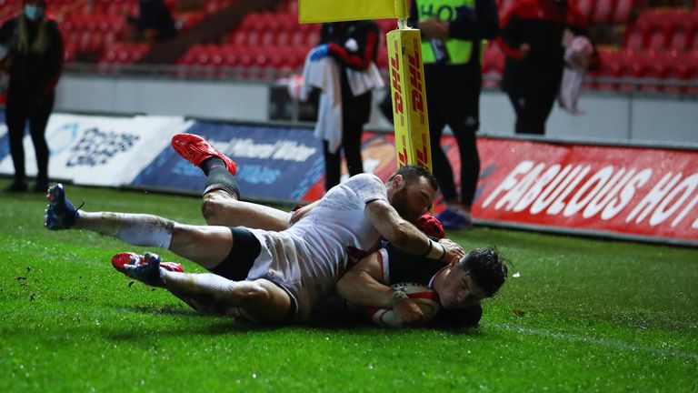  Louis Rees-Zammit scores for Wales