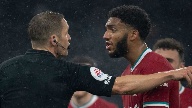 MANCHESTER, ENGLAND - NOVEMBER 08: Joe Gomez and Jordan Henderson of Liverpool complain to the referee Craig Pawson fafter he awards a penalty for handball during the Premier League match between Manchester City and Liverpool at the Etihad Stadium on November 8, 2020 in Manchester, United Kingdom. Sporting stadiums around the UK remain under strict restrictions due to the Coronavirus Pandemic as Government social distancing laws prohibit fans inside venues resulting in games being played behind closed doors. (Photo by Visionhaus) *** Local Caption *** Joe Gomez; Jordan Henderson; Craig Pawson