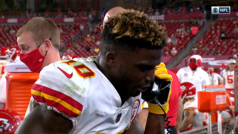 Tyreek Hill teases Buccaneers fans by pretending to be on the phone to get them some help