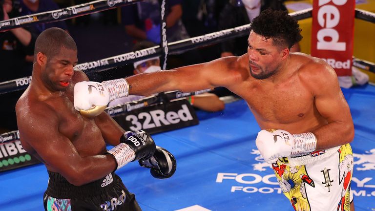 Joe Joyce connects with a straight right hand