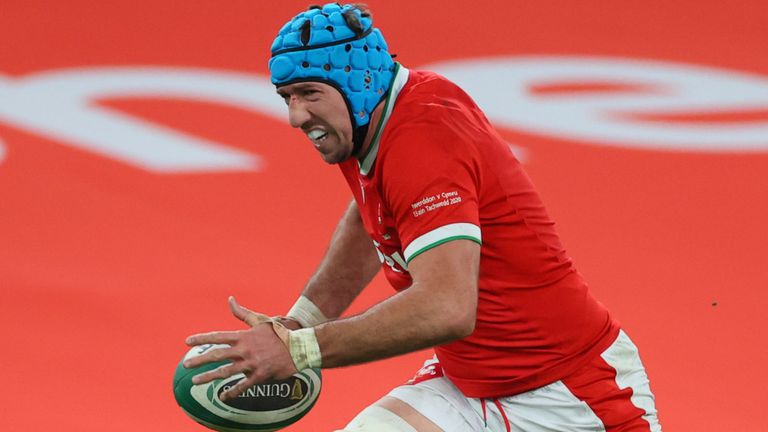 Justin Tipuric makes a break 