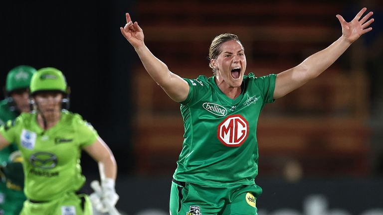 Katherine Brunt appeals for wicket of Tammy Beaumont