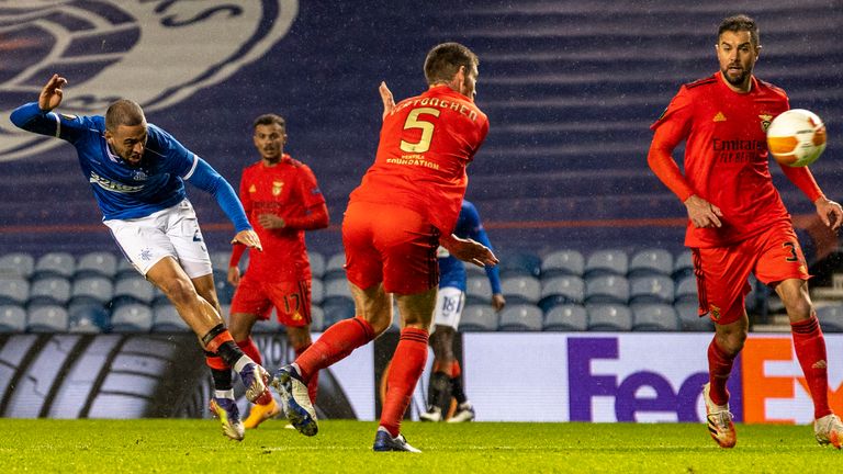 Kemar Roofe puntuaciones para hacer el 2-0 Rangers durante un partido del Grupo D de la UEFA Europa League entre Rangers y Benfica en Ibrox 