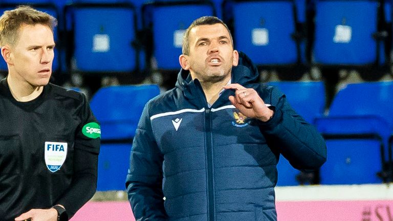 St Johnstone boss Callum Davidson instructs his players at McDiarmid Park