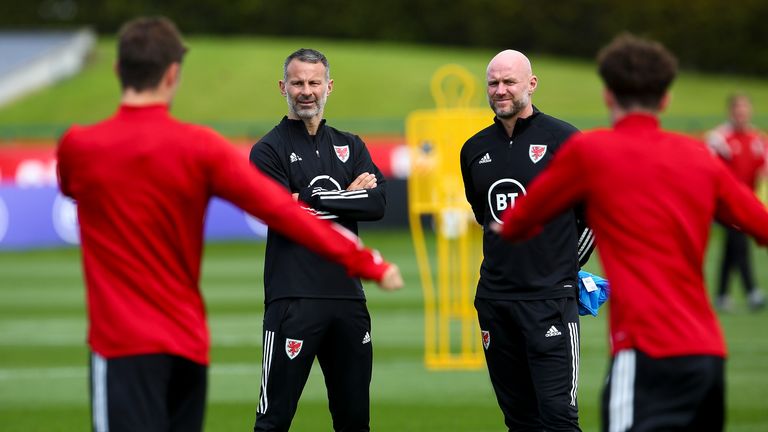  Ryan Giggs (2L) stands with Robert Page (2R) as he leads a training session at The Vale Resort near Hensol in South Wales on September 5, 2020 ahead of their UEFA Nations League international football match against Bulgaria.