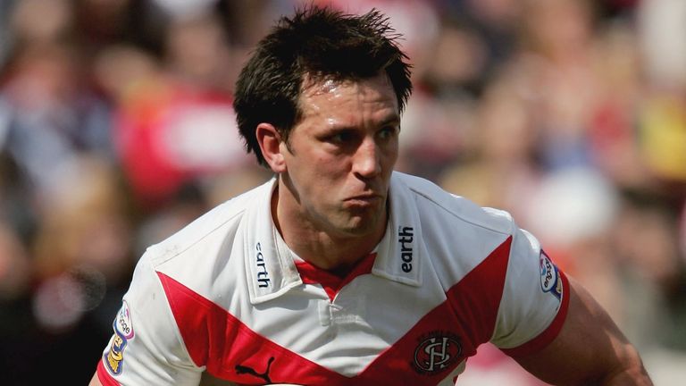 ST. HELENS, UNITED KINGDOM - APRIL 14: Paul Sculthorpe of St. Helens in action during the Engage Super League match between St. Helens and Wigan Warriors at Knowsley Road on April 14, 2006 in St Helens, England. (Photo by Alex Livesey/Getty Images)