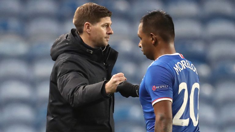 El técnico del Rangers Steven Gerrard golpea con el puño a Alfredo Morelos tras el empate con el Benfica