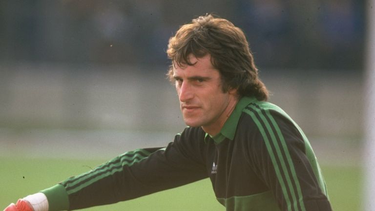 Former England goalkeeper Ray Clemence has died at the age of 72.