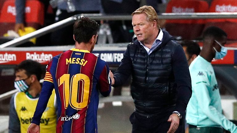 Ronald Koeman felicita a Messi en su banquillo tras su influencia