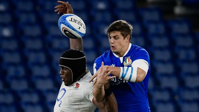 Maro Itoje competes with Italy's Johan Meyer at a lineout