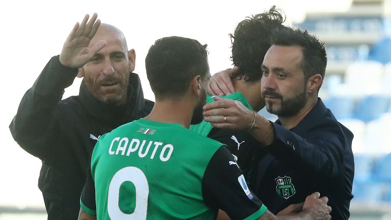 Sassuolo head coach Roberto De Zerbi embraces star striker Ciccio Caputo
