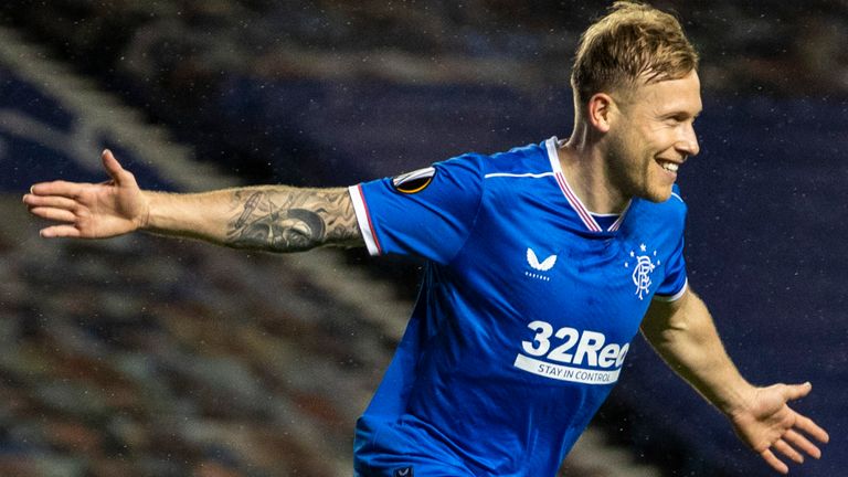 Scott Arfield celebra tras anotar para hacer el 1-0 Rangers durante un partido del Grupo D de la UEFA Europa League entre Rangers y Benfica en Ibrox 