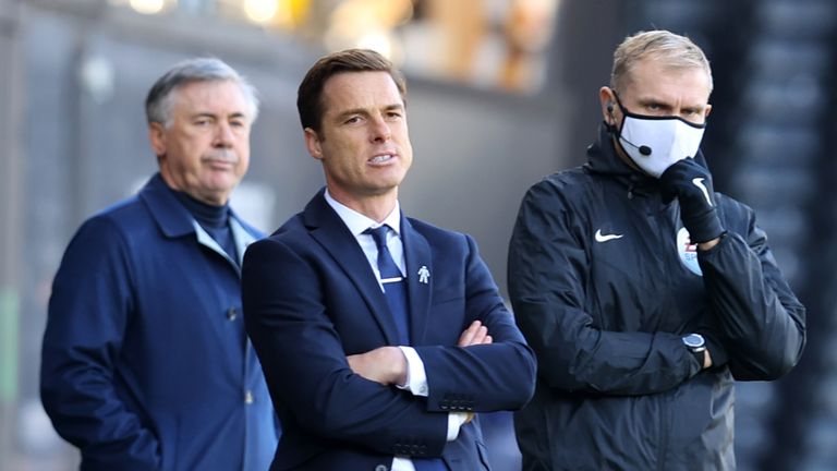Scott Parker on the touchline during Fulham&#39;s game against Everton