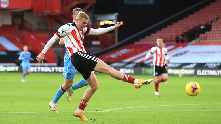 Oli McBurnie shoots on goal during Sheffield United's defeat to West Ham