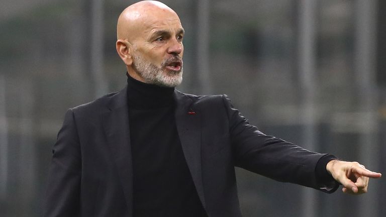 AC Milan coach Stefano Pioli issues instructions to his players during the UEFA Europa League Group H stage match between AC Milan and LOSC Lille at San Siro Stadium on November 5, 2020 in Milan, Italy. (Photo by Marco Luzzani/Getty Images)