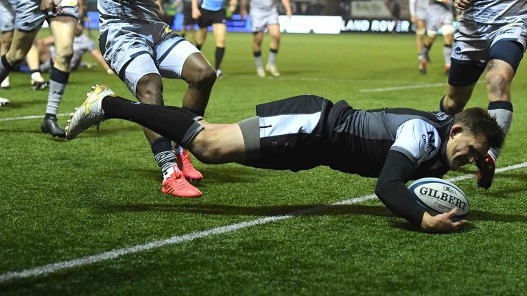 Toby Flood scores the winning try for Newcastle