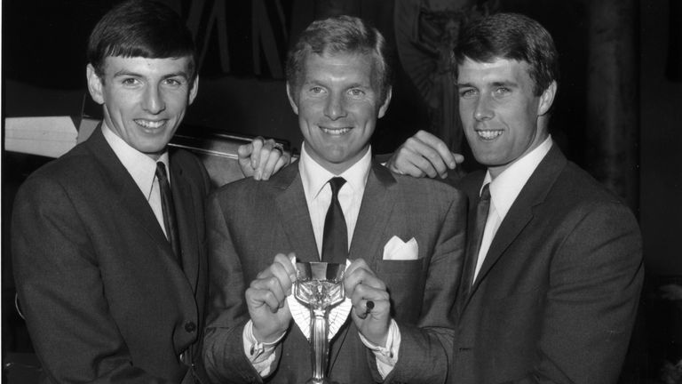 (Left to right) Martin Peters, Bobby Moore and Sir Geoff Hurst with the Jules Rimet World Cup trophy after England&#39;s 4-2 win over West Germany