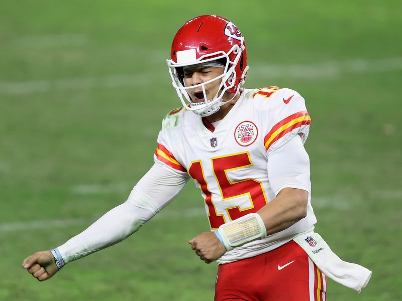 Mahomes hits Kelce in last minute, Chiefs edge Raiders 35-31