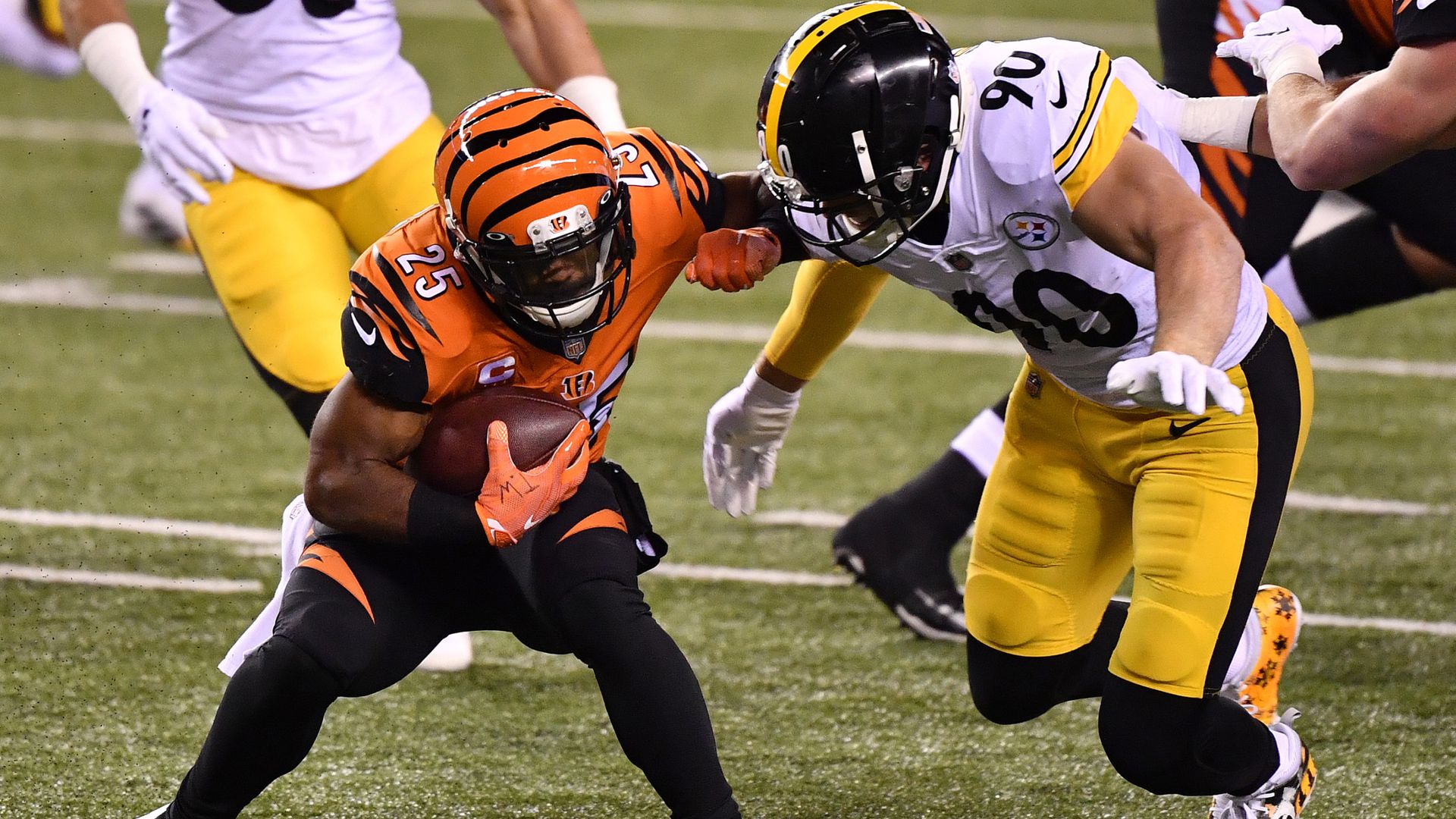 Bernard scores two touchdowns as Bengals stun Steelers