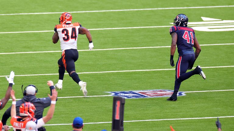 Samaje Perine scored an unbelievable 46-yard touchdown for Cincinnati against Houston in the second half.