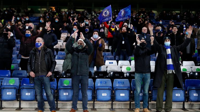 Los aficionados aplauden a los jugadores del Chelsea mientras calientan antes durante el partido de la Premier League entre el Chelsea y el Leeds United en Stamford Bridge. 