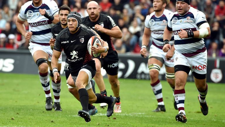 Toulouse's winger Cheslin Kolbe runs with the ball during the French Top 14 rugby union match between Toulouse and Bordeaux-Begles, at Ernest Wallon Stadium, in Toulouse, on November 4, 2017, southern France. / AFP PHOTO / REMY GABALDA (Photo credit should read REMY GABALDA/AFP via Getty Images)