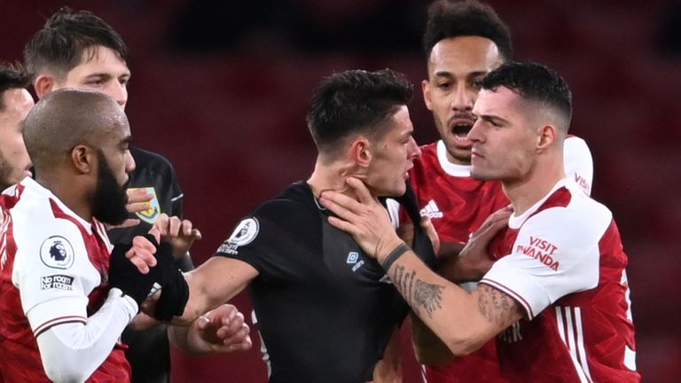 Granit Xhaka scheint Ashley Westwood am Hals zu packen, bevor er losschickt