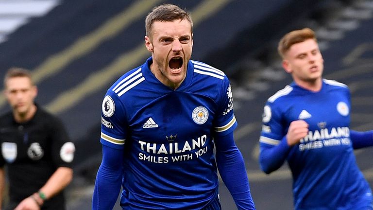 Jamie Vardy celebra su gol de penalti en el primer tiempo