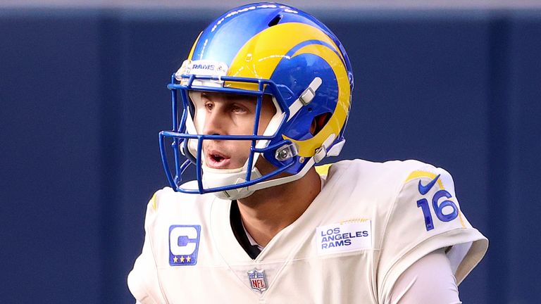 Jared Goff sufrió una fractura en el pulgar el domingo que podría mantenerlo fuera del choque de la Semana 17 de los Rams con los Cardinals.