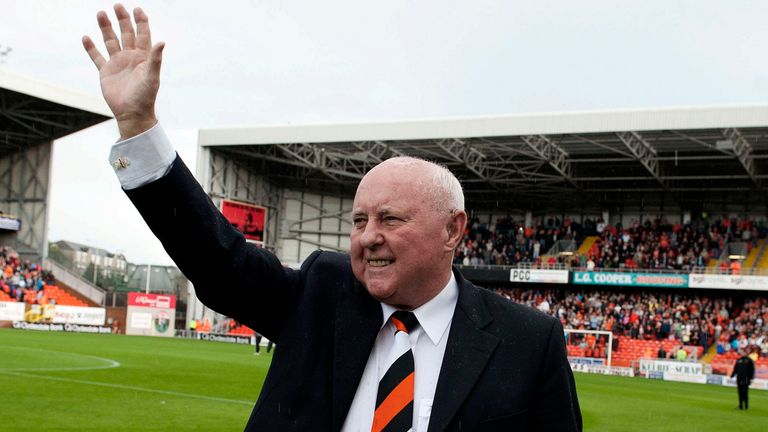 17/09/11 CLYDESDALE BANK PREMIER LEAGUE
DUNDEE UTD V INVERNESS CT
TANNADICE - DUNDEE
Dundee Utd legend Jim McLean celebrates with fans after a stand at Tannadice is named after him