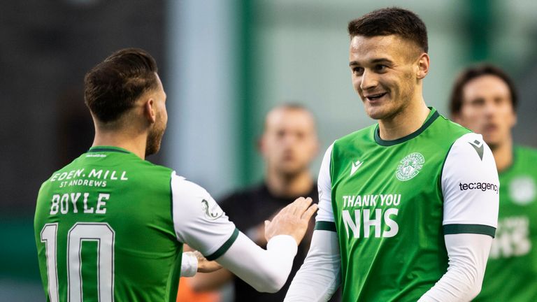 Kyle Magennis celebra su gol del Hibernian ante el Dundee United