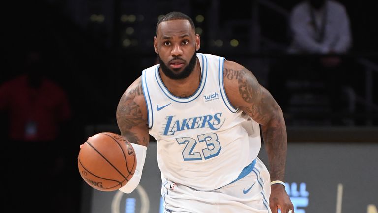 eBron James #23 of the Los Angeles Lakers handles the ball against the Dallas Mavericks on December 25, 2020 