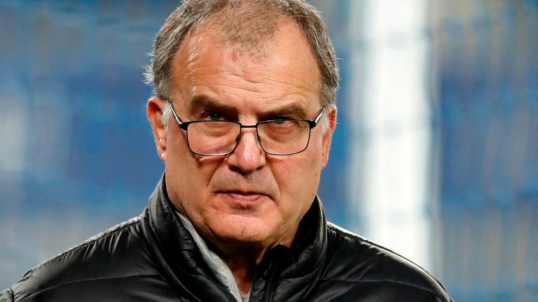 Leeds United's Argentinian head coach Marcelo Bielsa walks along the touchline ahead of the English Premier League football match between Everton and Leeds United at Goodison Park in Liverpool, north west England on November 28, 2020. (Photo by Clive Brunskill / POOL / AFP) / RESTRICTED TO EDITORIAL USE.