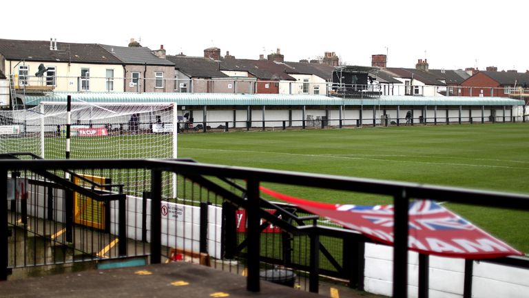 Vista general del interior del estadio antes del partido de la Segunda Ronda de la Copa FA entre Marine FC y Havant y Waterloovile en el Marine Travel Arena el 29 de noviembre de 2020 en Crosby, Inglaterra.  Los estadios deportivos de todo el Reino Unido siguen sometidos a estrictas restricciones debido a la pandemia de coronavirus, ya  que las leyes de distanciamiento social del gobierno prohíben que los fanáticos entren en los lugares, lo que hace que los juegos se jueguen a puerta cerrada.