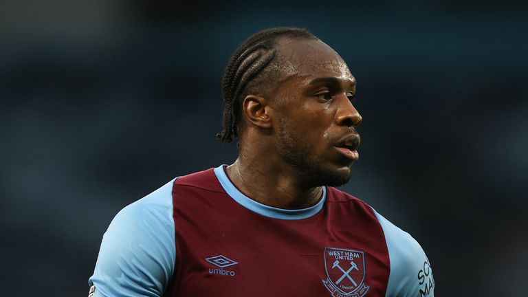 Michail Antonio has extended his West Ham contract until 2023