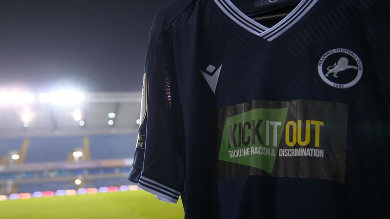 Millwall A Remplacé Son Sponsor De Maillot Normal Par Le Logo Kick It Out Pour Le Match Contre Qpr