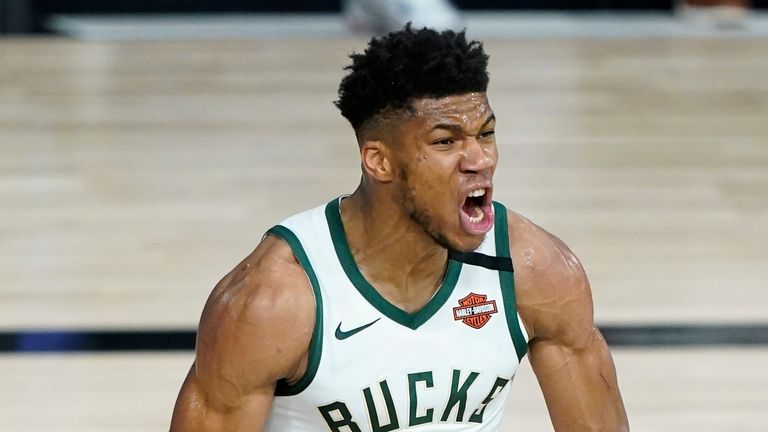 Giannis Antetokounmpo de los Milwaukee Bucks