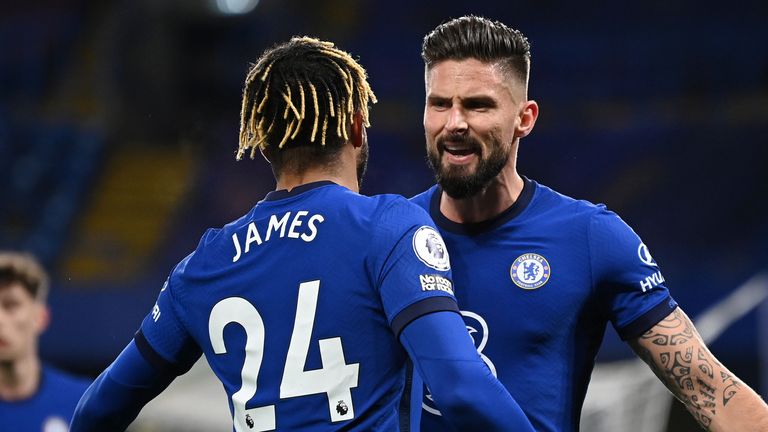 Olivier Giroud celebra con Reece James tras igualar ante el Leeds