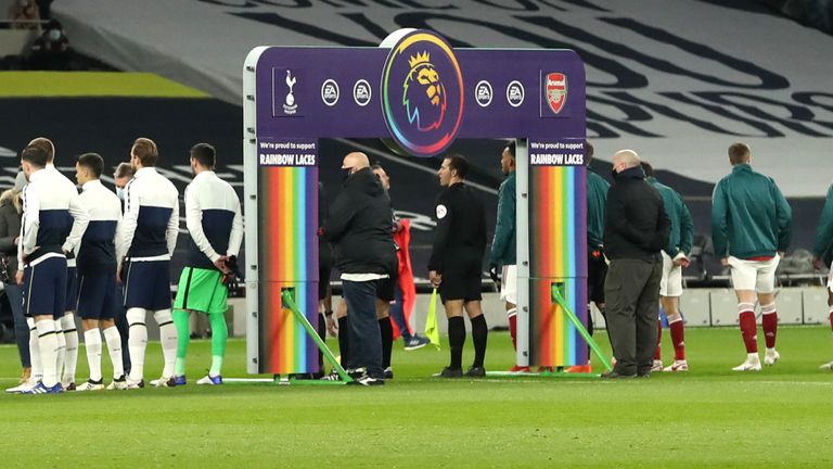 LONDRES, INGLATERRA - 6 DE DICIEMBRE: Ambos conjuntos de jugadores se alinean frente al tablero de apretón de manos que se ve con la marca Stonewall Rainbow Laces, en apoyo de su campaña antes del partido de la Premier League entre Tottenham Hotspur y Arsenal en el Tottenham Hotspur Stadium en 06 de diciembre de 2020 en Londres, Inglaterra. 