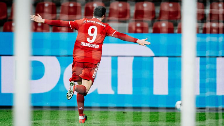 Robert Lewandowski moved onto 17 Bundesliga goals in 12 games