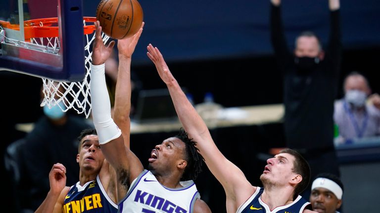 Sacramento Kings guard Buddy Hield, center, drives to the basket 