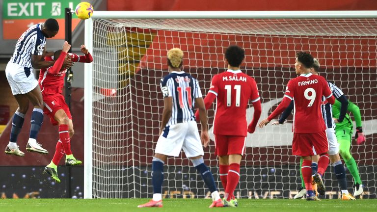 Nigérijský obranca West Bromwich Albion Semi Ajay strelí prvý gól medzi Liverpoolom a West Bromwich Albion na Anfielde počas anglickej Premier League.