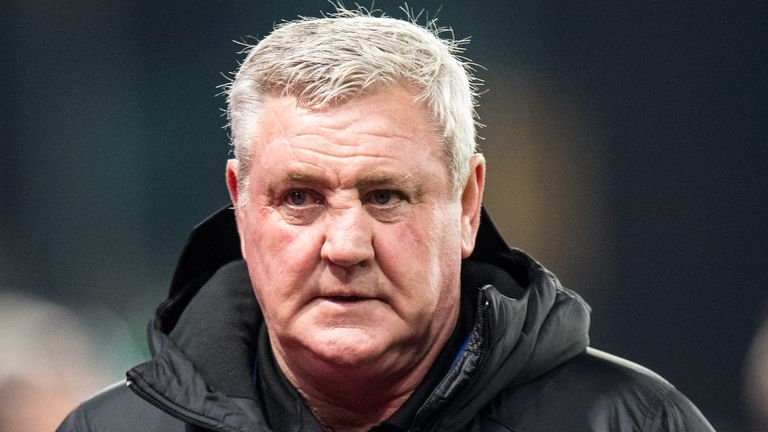 El técnico del Newcastle United, Steve Bruce, ha visto a su equipo devastado por el coronavirus