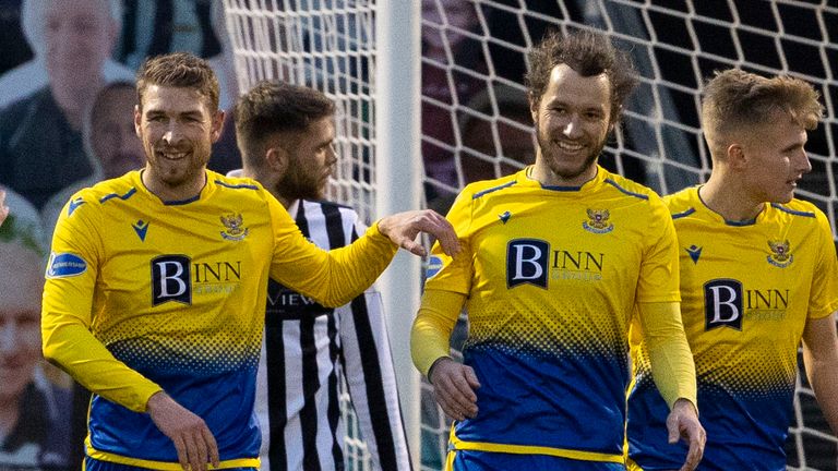 St Johnstone's Stevie May celebrates making it 1-0 with his team-mates