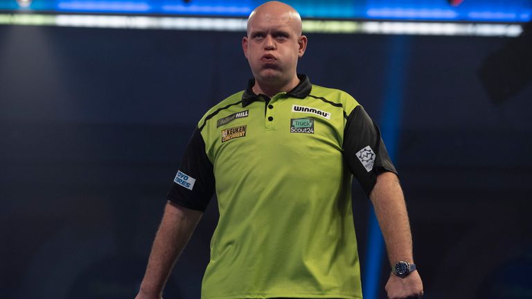 WILLIAM HILL WORLD DARTS CHAMPIONSHIP 2021,.ALAXANDRA PALACE,.LONDON.PIC;LAWRENCE LUSTIG.ROUND 2.MICHAEL VAN GERWEN V RYAN MURRAY MICHAEL VAN GERWEN IN ACTION