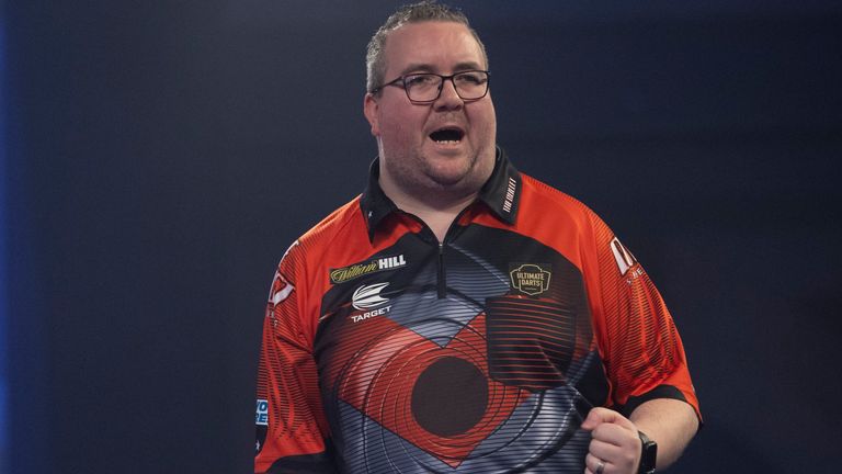 WILLIAM HILL WORLD DARTS CHAMPIONSHIP 2021,.ALAXANDRA PALACE,.LONDON.PIC;LAWRENCE LUSTIG.ROUND 3.JAMES WADE V STEPHEN BUNTING.STEPHEN BUNTING IN ACTION