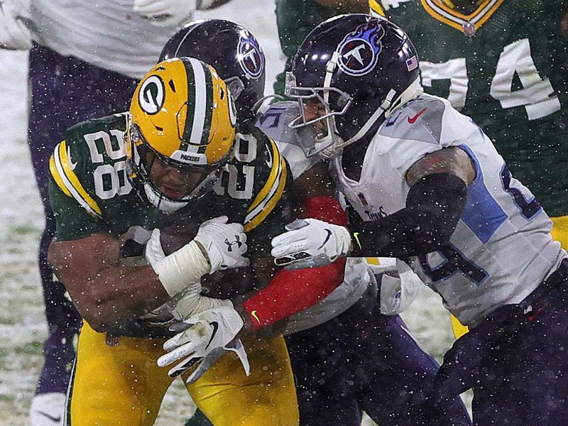 Tennessee Titans linebacker David Long Jr. (51) before an NFL football game  against the Green Bay Packers Thursday, Nov. 17, 2022, in Green Bay, Wis.  (AP Photo/Jeffrey Phelps Stock Photo - Alamy