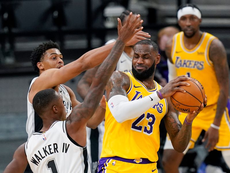 LeBron James leads LA Lakers past San Antonio Spurs; LA Clippers and  Charlotte Hornets win, NBA News