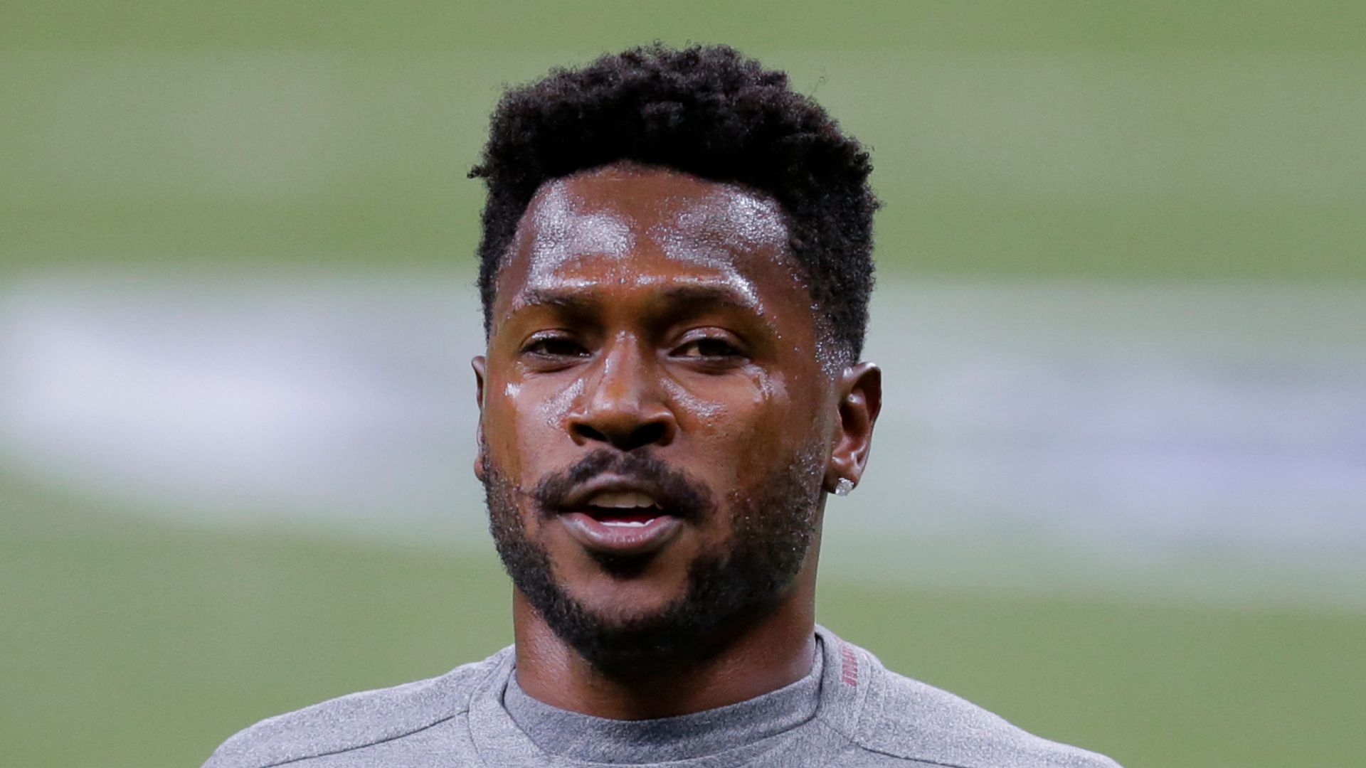 Bucs re-sign Antonio Brown on one-year deal