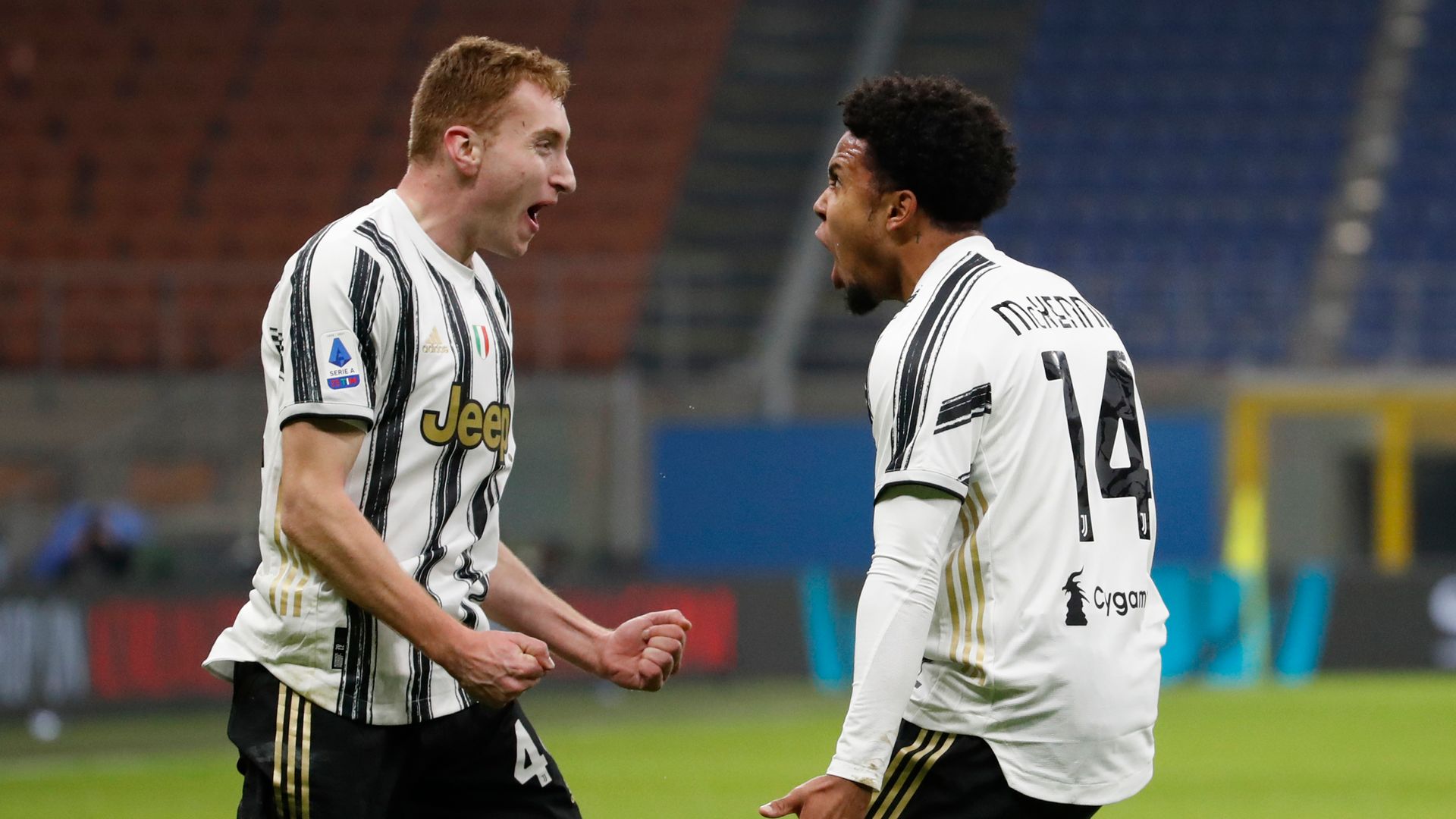 Juve end leaders AC Milan's unbeaten run